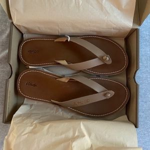 New in Box Olukai Nohie Women’s Flip Flop Sandals - Size 7 - sting/tan